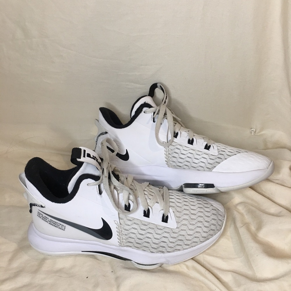 Nike LeBron Witness 5